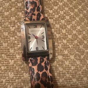 Tommy Hilfiger Leopard Strap Silver Watch running.